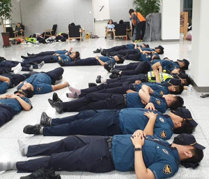 도로공사 맨바닥서 잠자는 경찰, 인권침해 지적 봇물