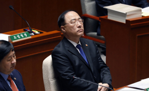 홍남기 “수출 또 마이너스…소비심리 IMF 수준”