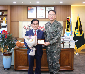 육군제2작전사령부, 백선기 칠곡군수에 ‘감사패’