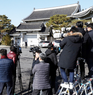 檢, 靑비서실 전격 압수수색…文정부 들어 두번째