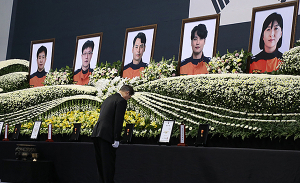 文 대통령, 순직 소방항공대원 합동영결식 참석
