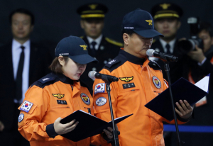 “이제 편히 쉬세요” 독도 순직 소방관 ‘눈물의 영결식’