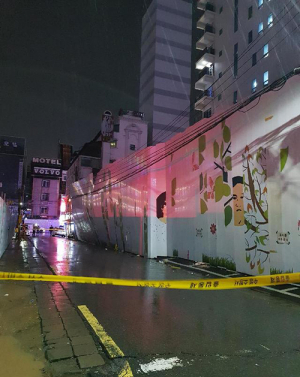 강풍에 공사장 차단막·외벽 붕괴사고 잇따라