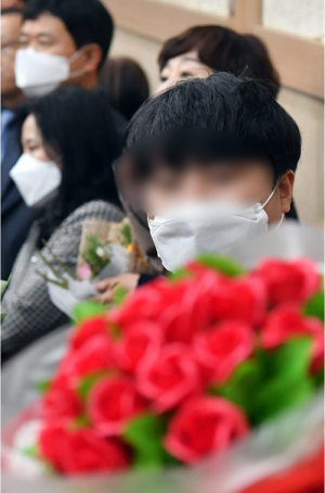 대학 졸업식에도 마스크