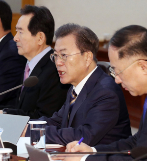 ‘비상경제시국’ 선포한 文…정책 총동원, 특단의 대책 주문