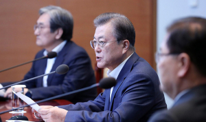 文대통령 “낙관은 금물…소규모 집단감염 마음 놓을 수 없어”