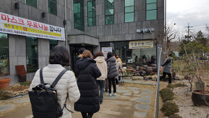 수제마스크 무료로 배부하는 두 천사 ‘화제’
