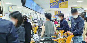 ‘사회적 거리 두기’ 무색…주말 벚꽃 명소·마트 북적 