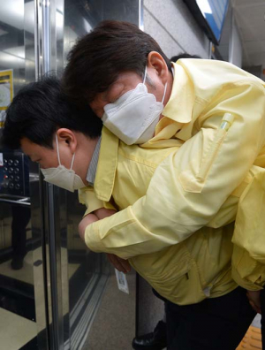권영진 대구시장 “여전히 두통·흉통 호소…퇴원 후 자택 대기 중”