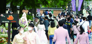 ‘답답함 이기지 못하고 관광지 나선 시민들’