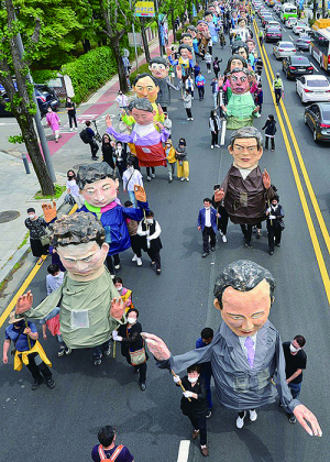 5·18 40주년 맞이 희생자 인형 쓰고 도심 행진
