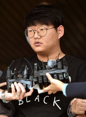 포토라인 선 ‘갓갓’ 문형욱 “잘못된 성관념으로 범행”