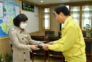 경산시, 故 허영구 원장 유족에 공로패 수여
