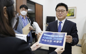 ‘보좌관 혹사 논란’ 박광온 “진중권 교수 지적 수용”