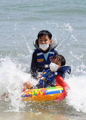 코로나19 예방…마스크 쓰고 물놀이