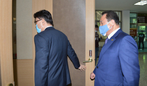 김영만 군위군수 재판, 검찰과 변호인 간 거센 공방