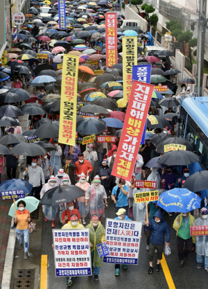 빗속 거리로 나선 포항 지진 피해 시민들