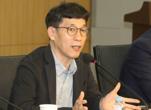 진중권 “이 나라 위선의 지존은 조국 아닌 문재인”