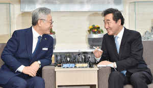 이낙연 대망론 탄력받나…‘총리 징크스’ ‘영남 후보론’ 과제도