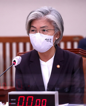 강경화, 조성길 망명 “확인 못해줘…기사 나온 게 놀랍다”