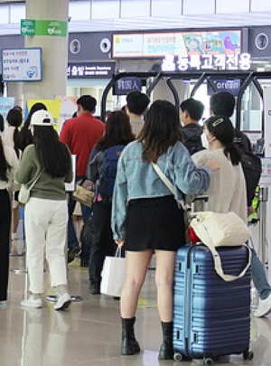 ‘한글날 연휴 끝, 붐비는 제주공항’
