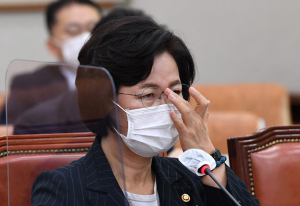 추미애 첫 국감 파행…‘거짓말 논란’ 관련 여야 충돌
