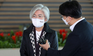 “강경화 방미 부적절…줄타기 외교 말고 돌아와라”