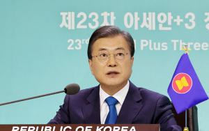 文대통령, 日 스가에 유화 제스처…“특히 반갑습니다”