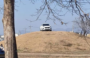 경주고분에 떡하니 SUV 주차…이유 물으니 ‘함구’