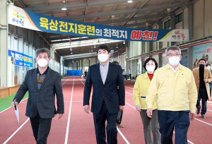 신치용 진천국가대표선수촌장, 예천 방문…육상국가대표 격려
