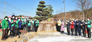 군위군새마을회, 새마을운동 50주년 기념비 제막