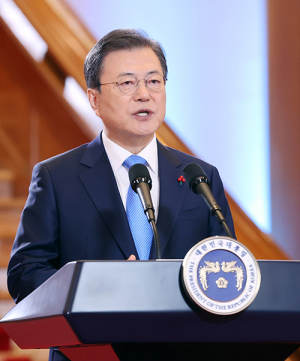 文대통령 “빠른 일상 회복 급선무…전국민 백신 무료 접종”