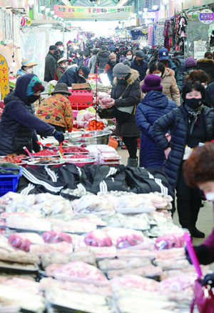 설날 앞두고 전통시장 ‘북적북적’