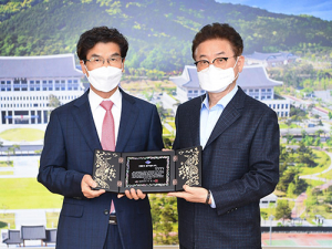 이철우 지사, 경북개발공사 안종록 사장에 공로패