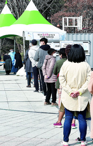 오늘도 분주한 코로나19 임시선별검사소