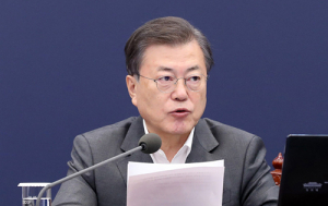 문재인 대통령 “AZ백신 안전성 재확인, 의심 말고 접종을”