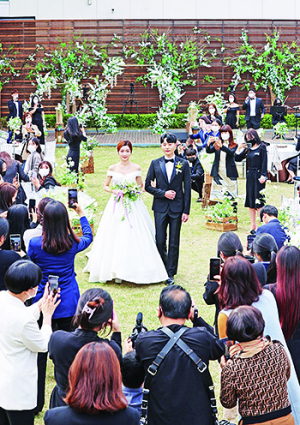 코로나 시대, 야외 스몰 웨딩 인기