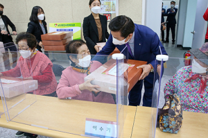 중구, 홀몸어르신 ‘개량한복 전달’