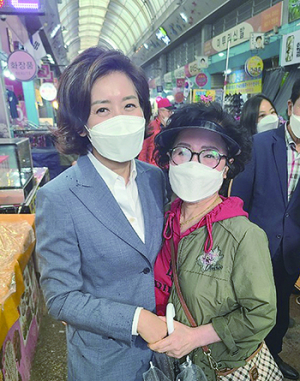 구미 전통시장서 시민과 포옹하는 나경원