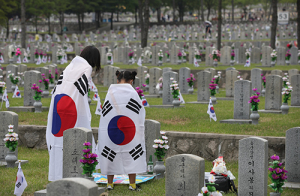 ‘제66회 현충일’ 현충원 찾은 추모객