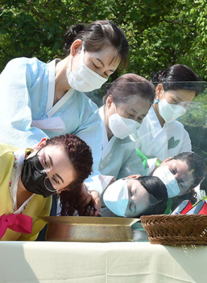 ‘창포물에 머리 감아요’