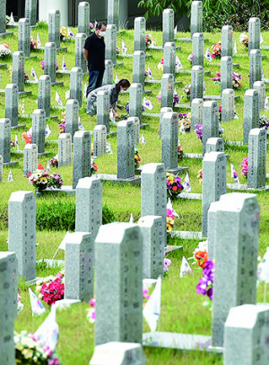 국립영천호국원 찾은 유족들