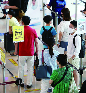‘무색한 거리두기’ 여행객 북적이는 김포공항