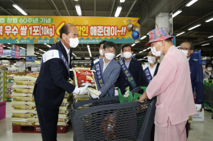 상주시장, 화원읍 농협하나로마트서 쌀 할인 홍보