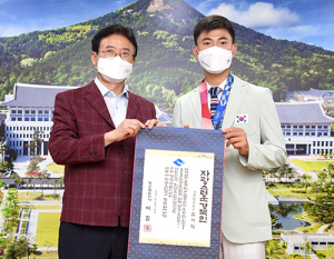 이철우 경북지사, 도청 방문한 김제덕 선수 축하