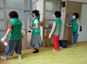 경주시 중부동 새마을부녀회, 서부경로당 안팎 청소‧방역소독 