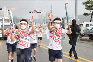 전국체전 성화봉송 거행…포항을 환히 밝히다