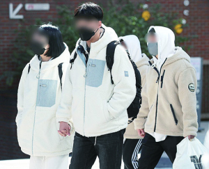 때이른 추위에 일찍 꺼내든 두꺼운 옷들