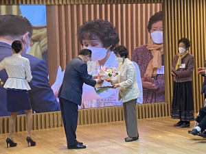 “글자로 담은 희망의 여정” 어르신들 문해교육 성과