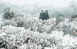 ‘벌써 겨울, 첫눈 내린 한라산’